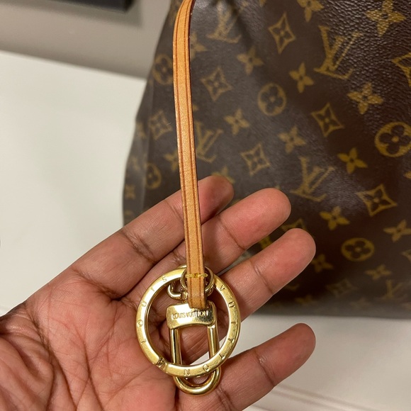 Authentic Louis Vuitton Monogram Artsy MM - Picture 3 of 16
